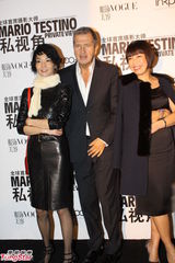 组图：张曼玉黑衣配白色围巾知性优雅