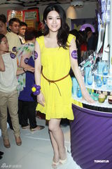 组图：茍芸慧闪亮黄裙出席活动 被批粤语仍不济
