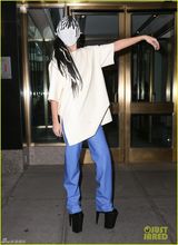 组图：LadyGaGa戴诡异面罩出行 超高跟鞋拗造型