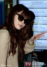 组图：4minute与T-ara赴泰机场装扮时尚