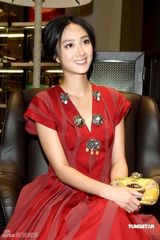 高清组图：桂纶镁大红深V礼服展淑女气质 否认与戴立忍感情生变 