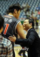 组图：鸟叔PSY观战职蓝比赛 美女啦啦队跳马舞