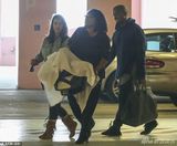 组图：卡戴珊产女后首露面 现身洛杉矶容光焕发