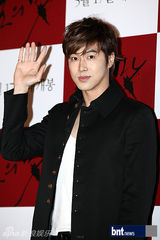 组图：韩片《钱的味道》首映 朴信惠允浩等助阵