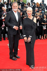 幻灯图集：海伦-米伦携丈夫恩爱亮相戛纳红毯