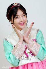 组图：韩国女艺人朴恩智穿韩服拍新年问候写真