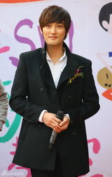 高清图：安七炫f(x)宋茜出席梦想教室落成典礼