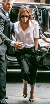 组图：小贝抱女撑场贝嫂时装秀 奶爸范温馨有爱