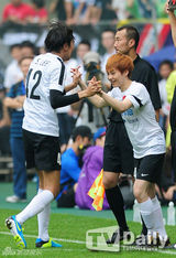 组图：朴智星领衔明星足球赛 收入捐四川灾区