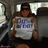 组图：蕾哈娜黑短裙秀美腿 大方邀歌迷车内合影