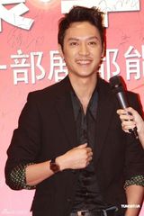 组图：阿雅加盟华谊展演技 冯绍峰优雅亮相力挺好友