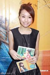 幻灯图：邓丽欣街头宣传新碟 愿崔建邦打女友是误会