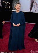 组图：85岁埃玛妞-丽娃简约礼服角逐影后