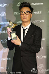 高清组图：郑中基凭借《低俗喜剧》获最佳男配角