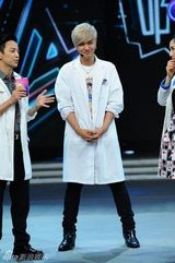 组图：罗志祥登快本人气旺 卖萌耍帅变魔术