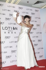 高清组图：徐熙娣可爱短发做代言 一身白裙现场起舞