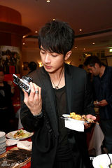 高清图：《锦衣卫》办庆功宴 吴尊甄子丹互相挤兑