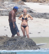 组图：Gaga穿比基尼巨乳狂压冲浪板 水中豪放脱衣