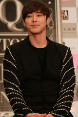 高清组图：东方神起香港火爆开唱 劲舞引疯狂