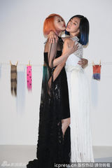 组图：小S杨丞琳同性暧昧 激情互摸挑逗尺度大