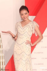 组图：熊黛林白色长裙性感代言 气质优雅宛如女神