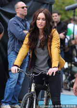 组图：梅根-福克斯现身片场身材微胖