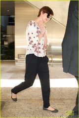 组图：海瑟薇休闲装现身机场 见狗仔低头快走