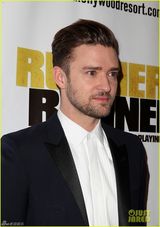 组图：大贾斯汀与妻子情侣西装出席宣传活动