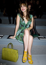 高清组图：莉顿-梅斯特街拍驼色大衣搭配纱裙