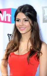 组图：美少女维多利亚-嘉丝蒂红裙亮相娇艳动人