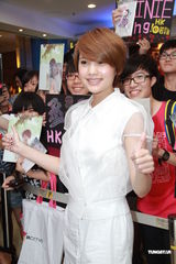 组图：杨丞琳香港会粉丝 预告年底进驻红馆