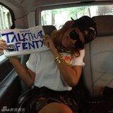 组图：蕾哈娜黑短裙秀美腿 大方邀歌迷车内合影