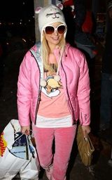 幻灯图集：帕丽斯-希尔顿可爱粉色装扮过新年