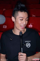 组图：周柏豪香港连开唱 为练身材不沾零食