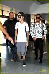 组图：贾斯汀-比伯参加派对 精神不振纹身抢镜