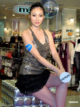 组图：庄思敏性感走秀抢镜 担心被偷拍做好打底工作