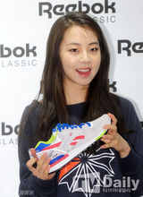 组图：WG成员昭熙为品牌站台 休闲装显甜美