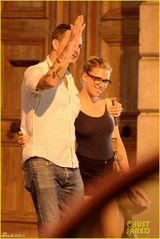 组图：斯嘉丽素颜热裤 与男友散步秀恩爱