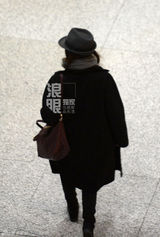 独家：高圆圆黑衣低调素雅 机场买汉堡充饥