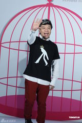 组图：蔡康永要和小S一起放假 Selina大婚送板画