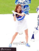 组图：刘在锡朴明秀等担任足球比赛啦啦队