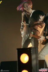 组图：歌手张悬香港开音乐会 炫彩短发超High