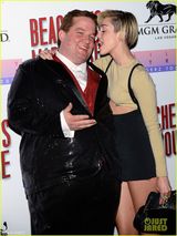 组图：麦莉派对与猛男贴身亲吻 兴奋上桌跳舞