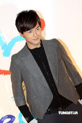 幻灯图集：王菲再现招牌烟熏妆 刘嘉玲黄色唐装雷人