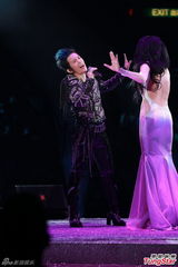 组图：甄妮等红馆开唱 潘美辰唱情歌疑示爱