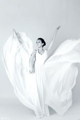 组图：周扬发布梦幻写真 裙角飞扬被赞真人芭比