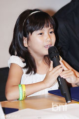 组图：韩国办世界动物电影节 金民俊抱狗狗有爱