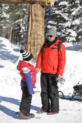 组图：《爸爸》爸爸们全副武装 冰天雪地劈木头