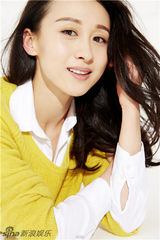 组图：练束梅春日写真 温暖笑容展清新魅力