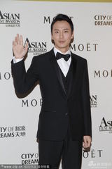 组图：与甄子丹联手夺奖 刘嘉玲不拍梁朝伟马屁